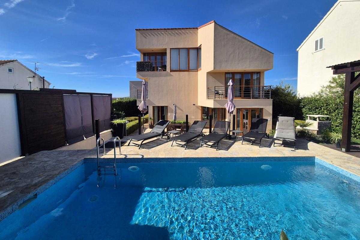 001-2016-720-island-brac-holiday-home-with-pool-near-the-sea-for-sale