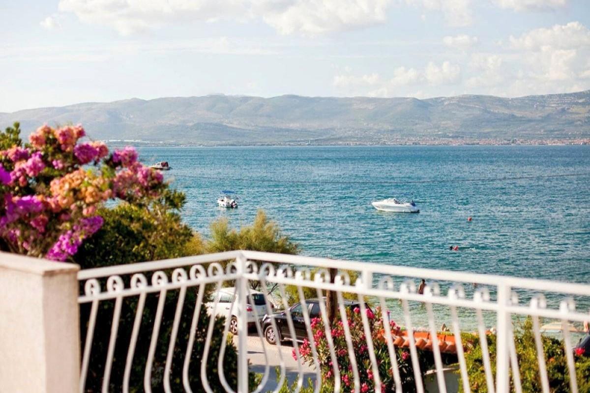 000-2016-721-island-ciovo-house-first-row-to-the-sea-for-sale