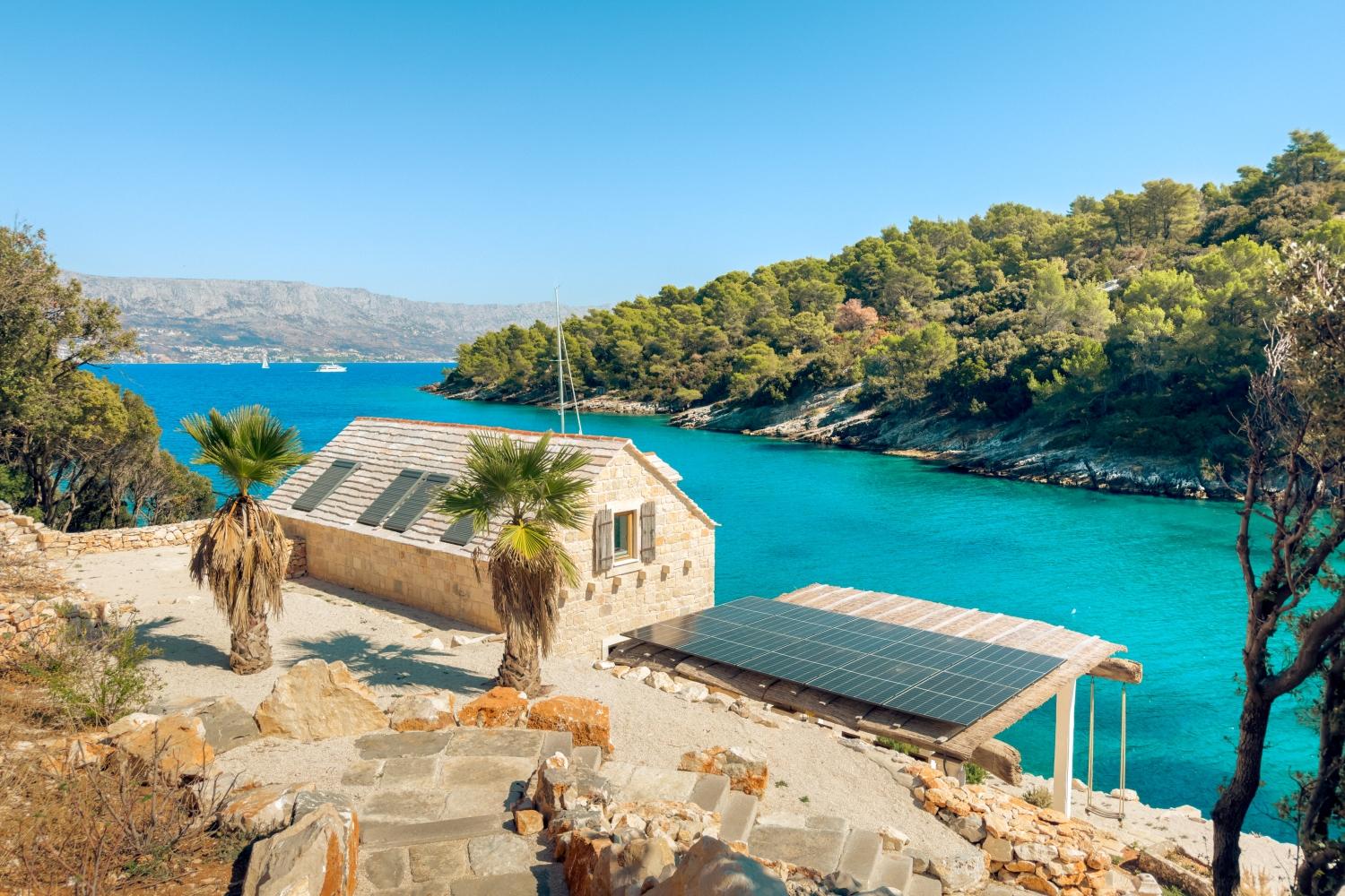 001-2022-506-Brac-Exceptional-completely-secluded-fishermans-house-in-a-peaceful-bay-for-sale